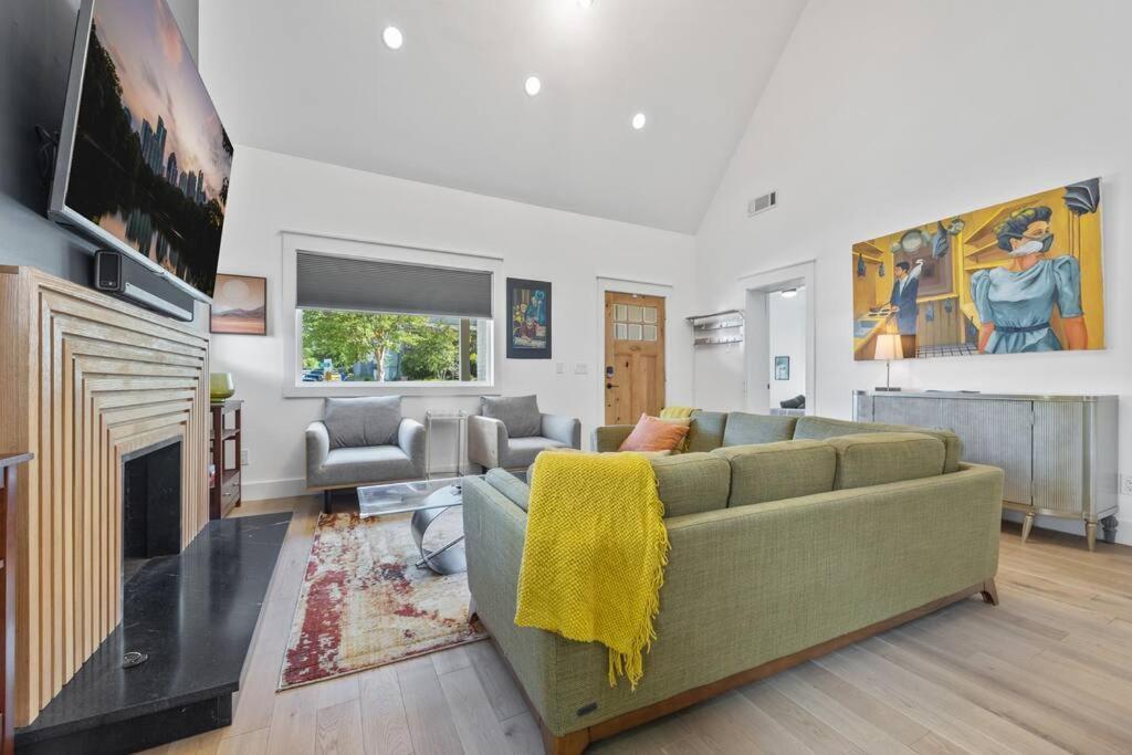 Designer Home: King Beds, Luxe Bath+free Parking! *