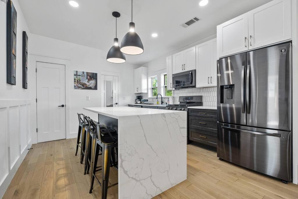 Designer Home: King Beds, Luxe Bath+free Parking! Atlanta