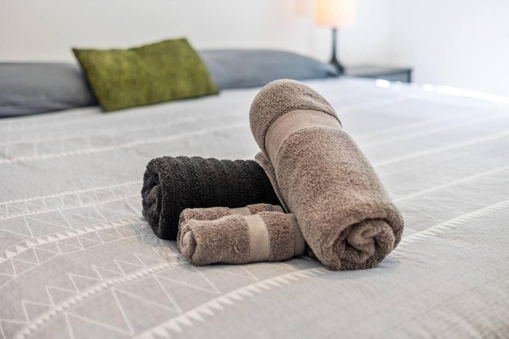 Designer Home: King Beds, Luxe Bath+free Parking! *