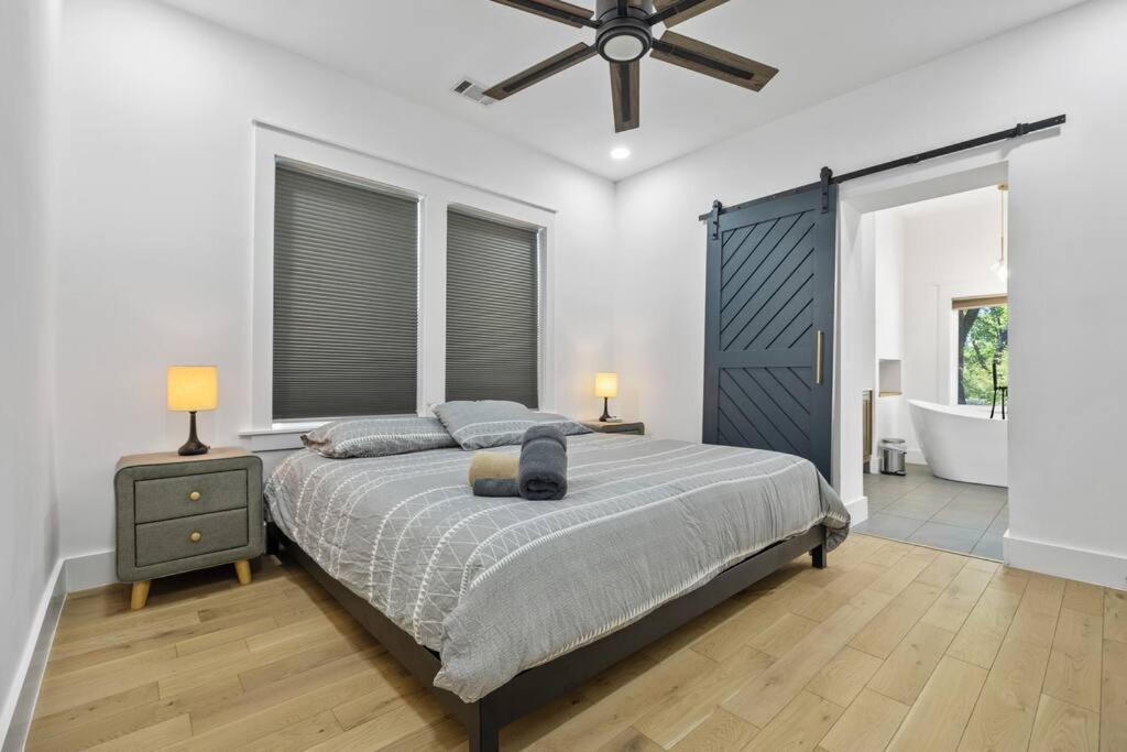 Holiday home Designer Home: King Beds, Luxe Bath+free Parking! Atlanta