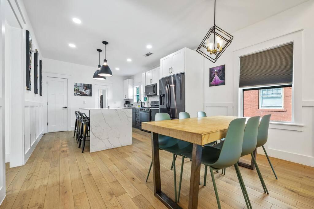 Designer Home: King Beds, Luxe Bath+free Parking! * Atlanta