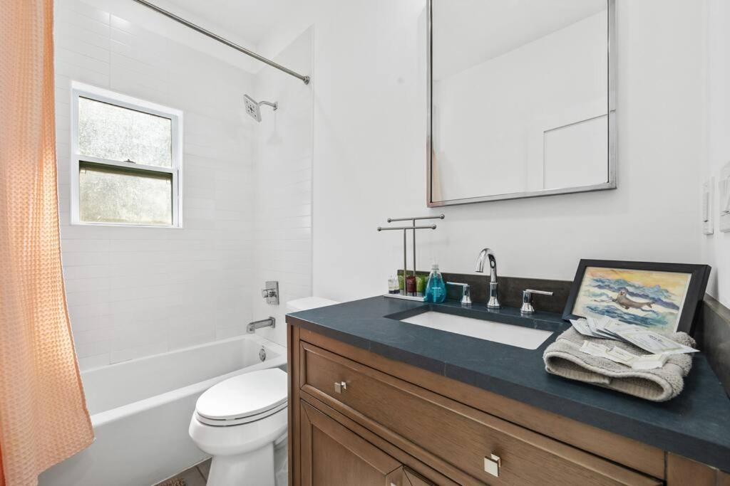 Holiday home Designer Home: King Beds, Luxe Bath+free Parking!