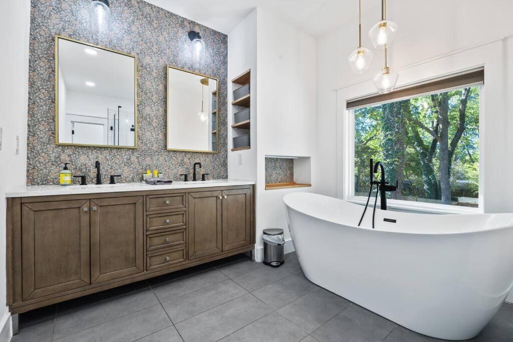 Designer Home: King Beds, Luxe Bath+free Parking! Holiday home Atlanta