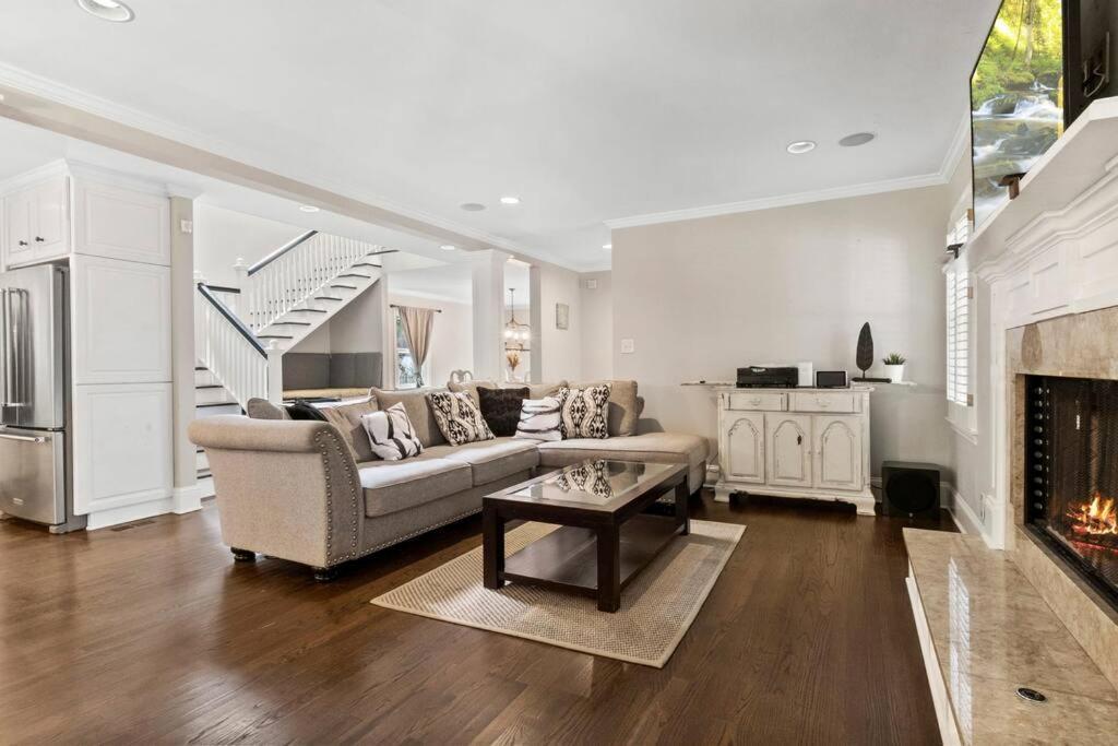 Buckhead Luxe Home, Outdoor Fire Pit Holiday home Atlanta