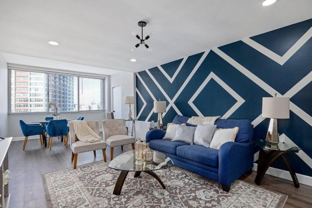 Apartment 1909-high Flr-300 Mb-1 Free Park-2 Bd King & Queen *