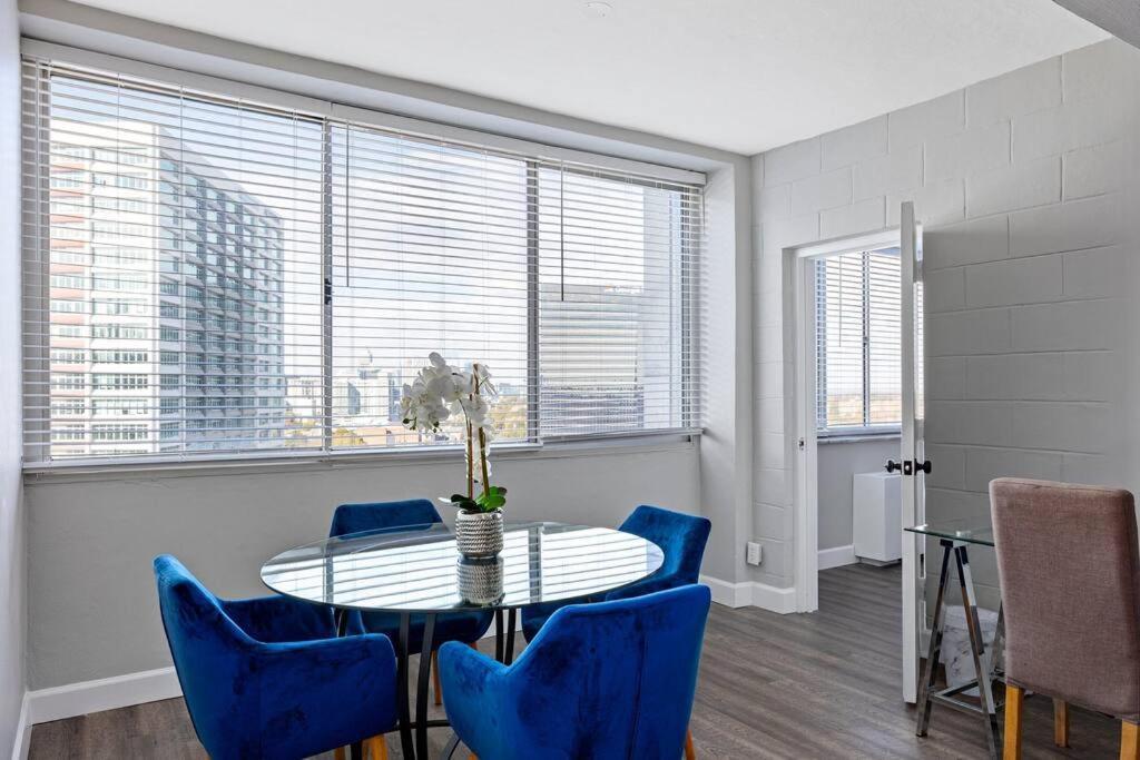 1909-high Flr-300 Mb-1 Free Park-2 Bd King & Queen Apartment