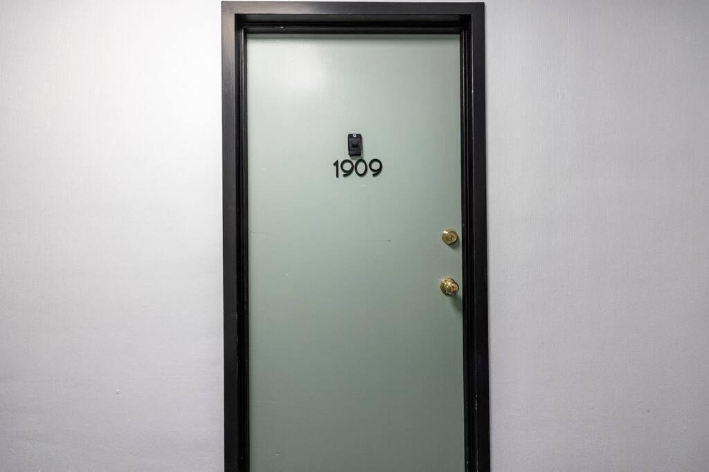 1909-high Flr-300 Mb-1 Free Park-2 Bd King & Queen Apartment *