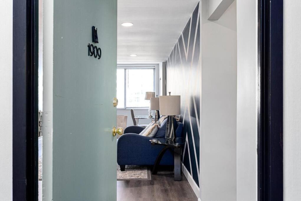 Apartment 1909-high Flr-300 Mb-1 Free Park-2 Bd King & Queen *