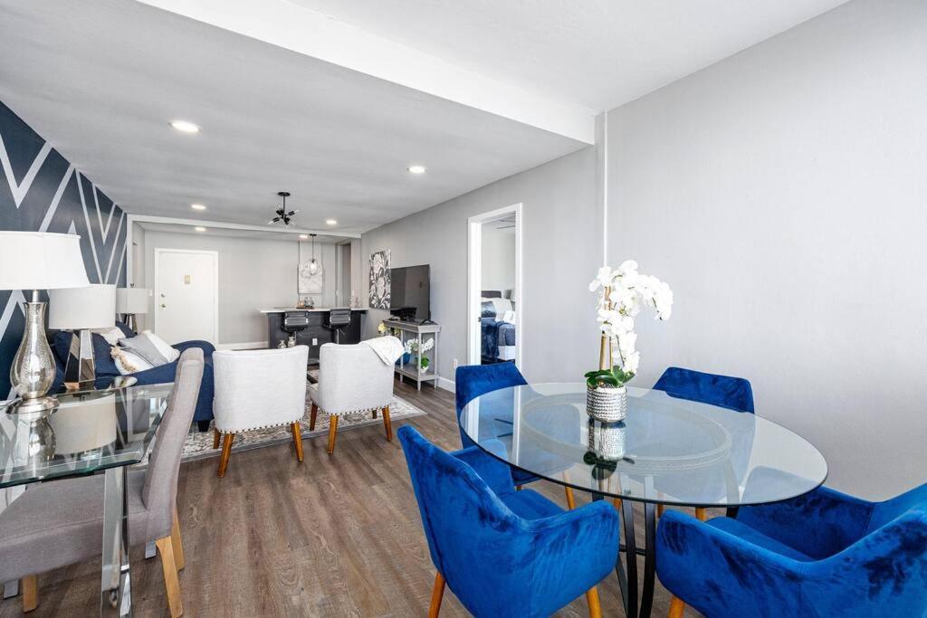Apartment 1909-high Flr-300 Mb-1 Free Park-2 Bd King & Queen