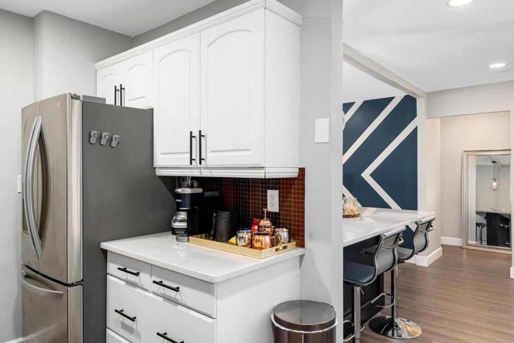 Apartment 1909-high Flr-300 Mb-1 Free Park-2 Bd King & Queen *