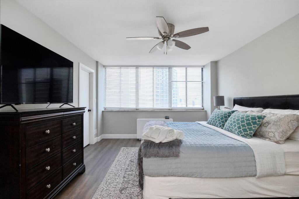 Apartment 1909-high Flr-300 Mb-1 Free Park-2 Bd King & Queen *