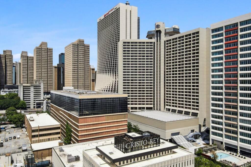 Apartment 1909-high Flr-300 Mb-1 Free Park-2 Bd King & Queen Atlanta