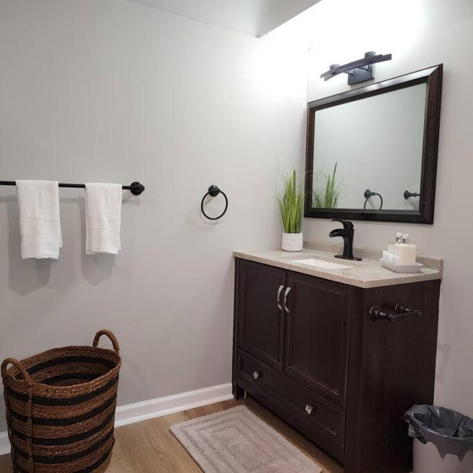 Stylish Near Airport Apartment