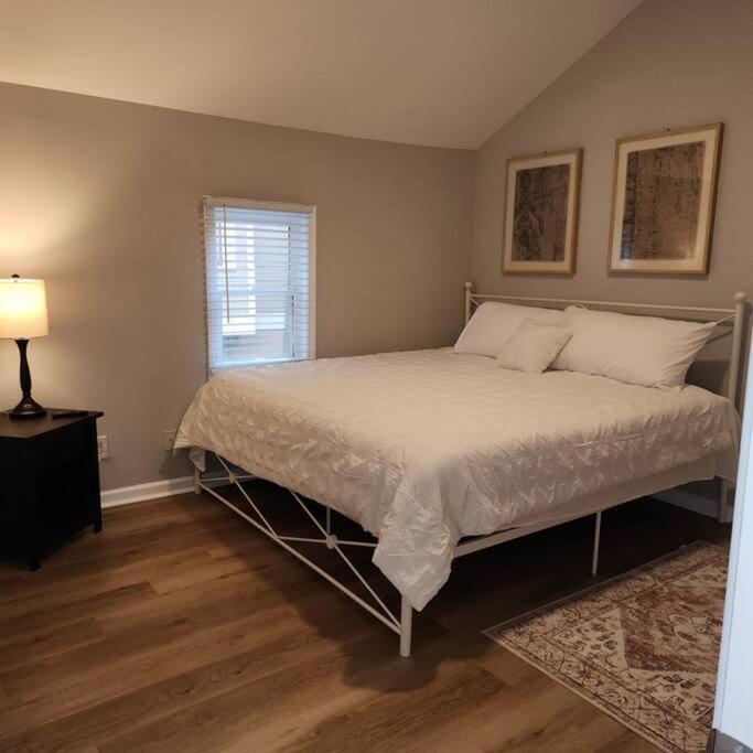 Stylish Near Airport Apartment *