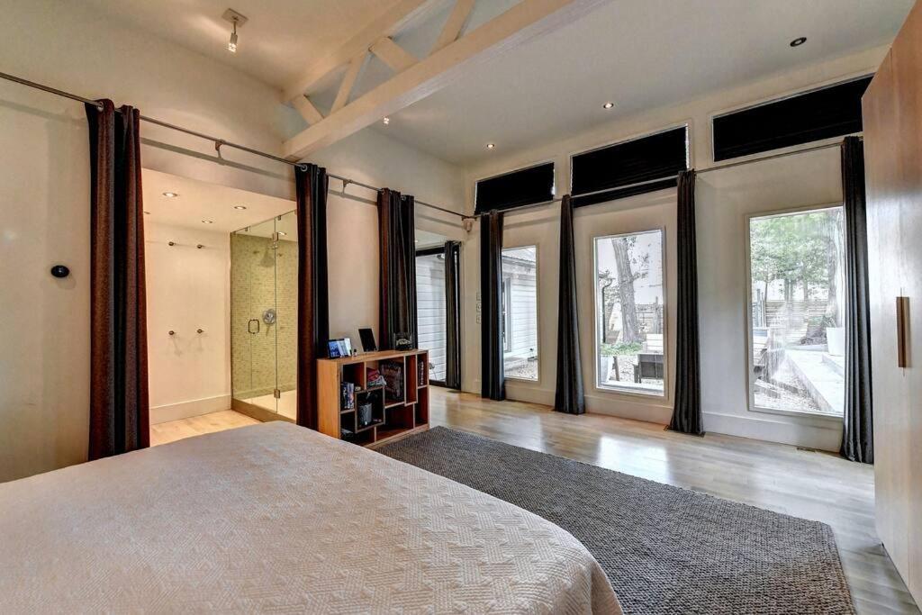 Modern In Heart Of The City- Sleeps 12 *