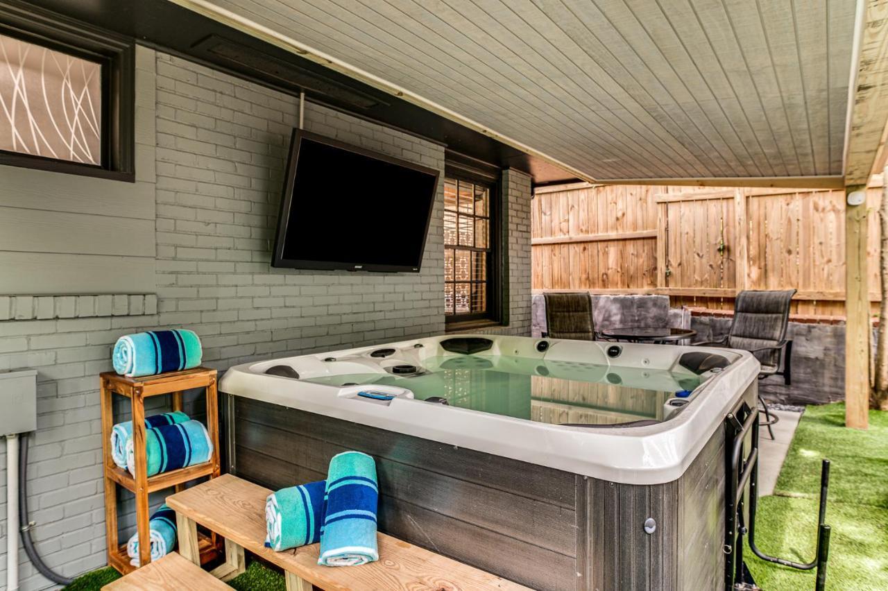 Holiday home Pine - Luxe Near Everything Hot Tub Patio