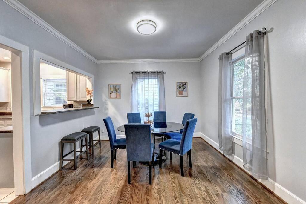 Centrally Located Lux - Sleeps 14
