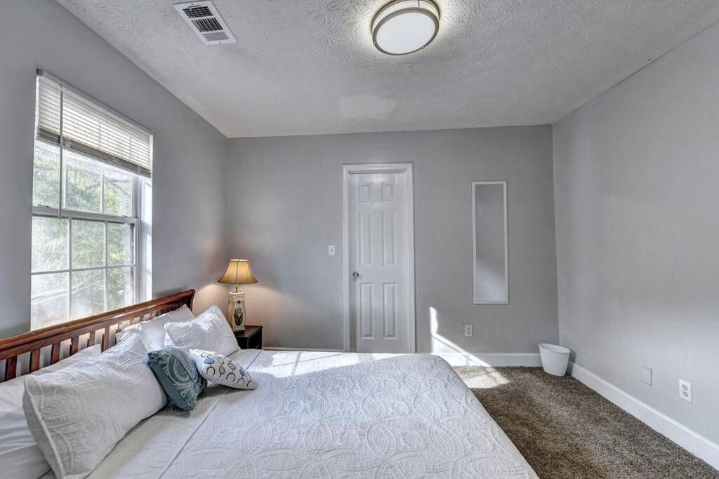 Gorgeous 5-bedroom In Midtown- Sleeps 15 Holiday home