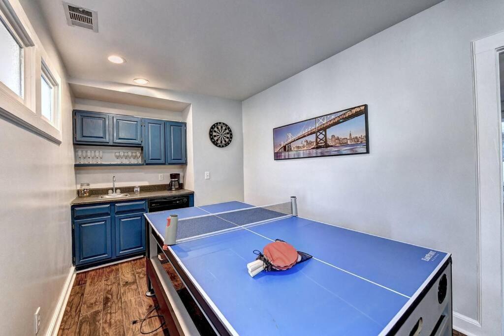Centrally Located Lux - Sleeps 14 *