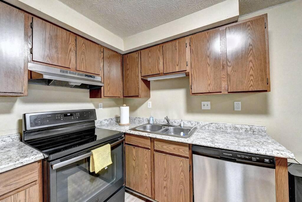 Gorgeous 5-bedroom In Midtown- Sleeps 15 *