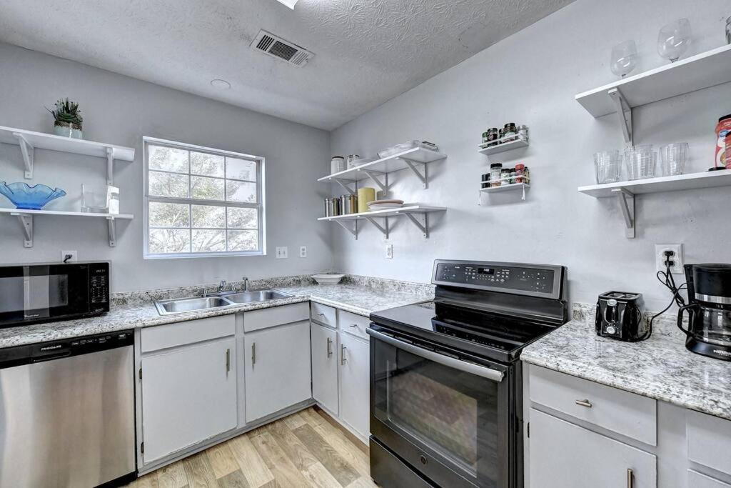 Gorgeous 5-bedroom In Midtown- Sleeps 15 Holiday home *