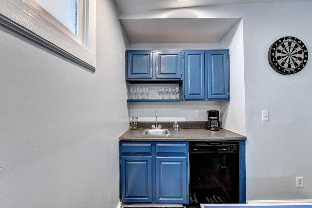Centrally Located Lux - Sleeps 14 Holiday home *