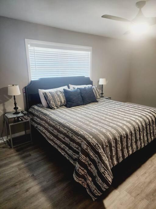 City Living W/ Free Parking. 9 Miles From Truist! Apartment *