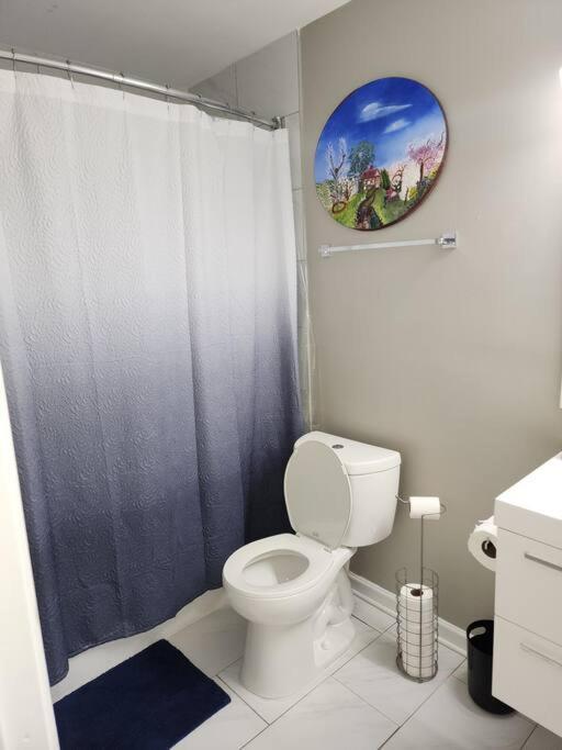 Apartment City Living W/ Free Parking. 9 Miles From Truist! *