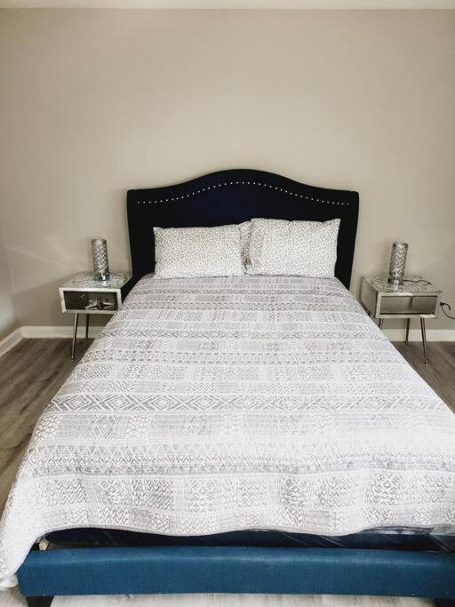 Apartment City Living W/ Free Parking. 9 Miles From Truist! Atlanta