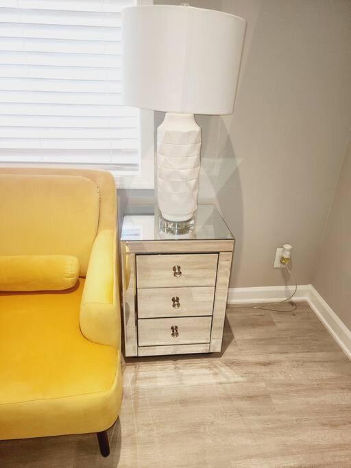 City Living W/ Free Parking. 9 Miles From Truist! Apartment *