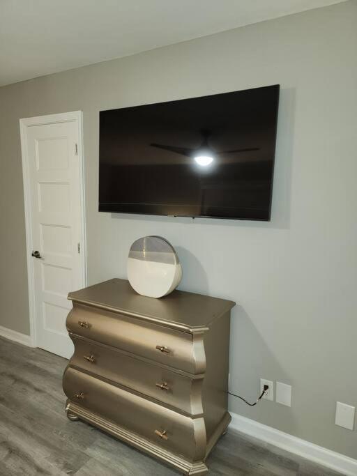 City Living W/ Free Parking. 9 Miles From Truist! Apartment *