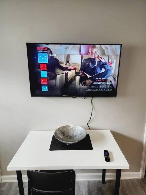 City Living W/ Free Parking. 9 Miles From Truist! Apartment