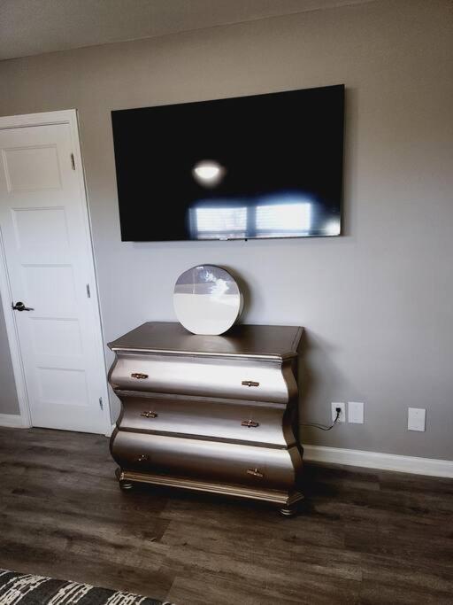 City Living W/ Free Parking. 9 Miles From Truist! * Atlanta