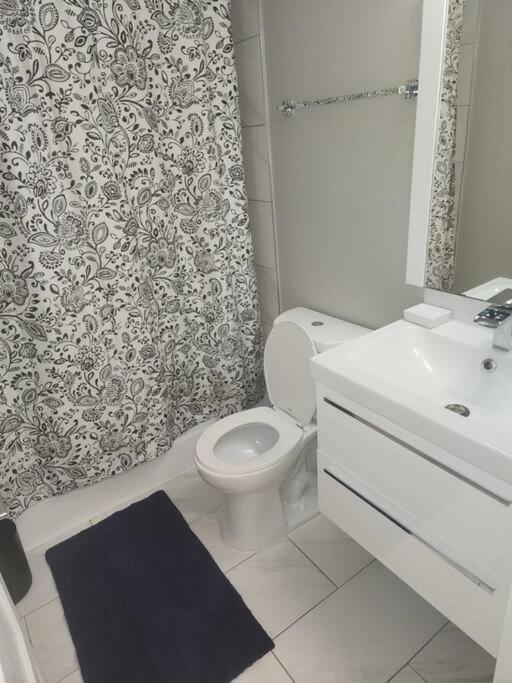City Living W/ Free Parking. 9 Miles From Truist! *
