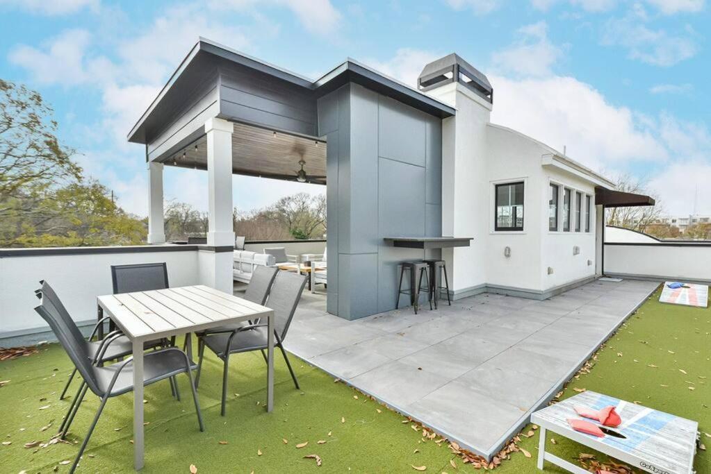 Modern Rooftop In Midtown *