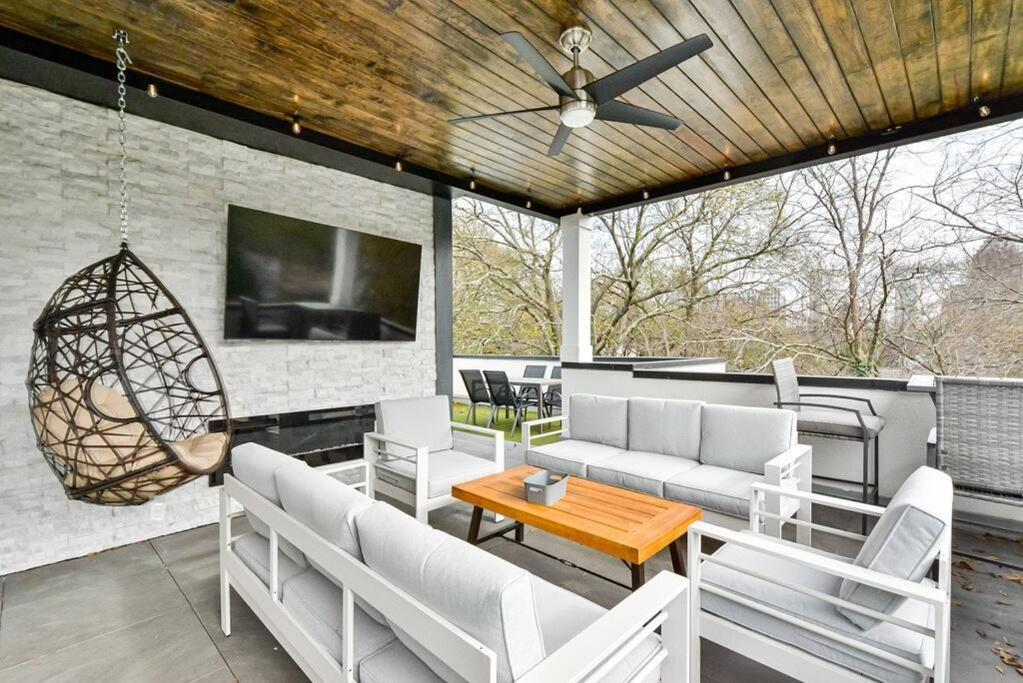 Modern Rooftop In Midtown