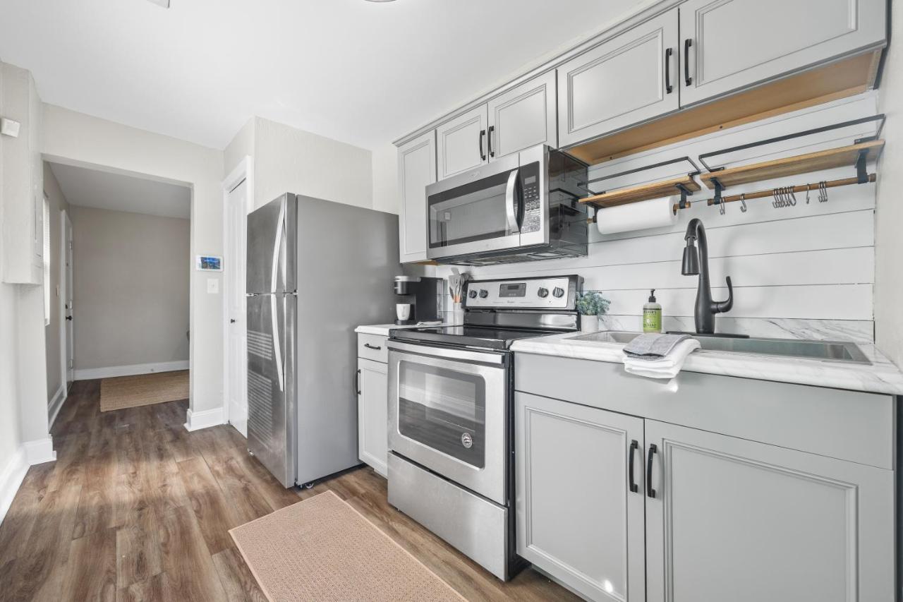 Apartment Cozy 2-bedroom Retreat W/wi-fi & Keurig Coffee *