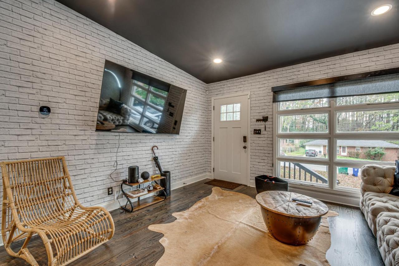Modern Retreat Private Hot Tub And Yard! Holiday home Atlanta
