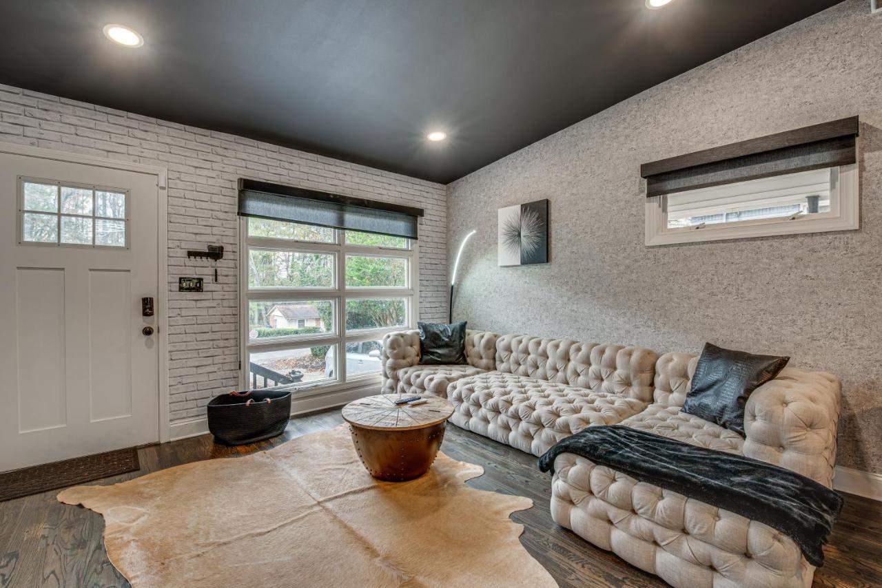 Holiday home Modern Retreat Private Hot Tub And Yard!