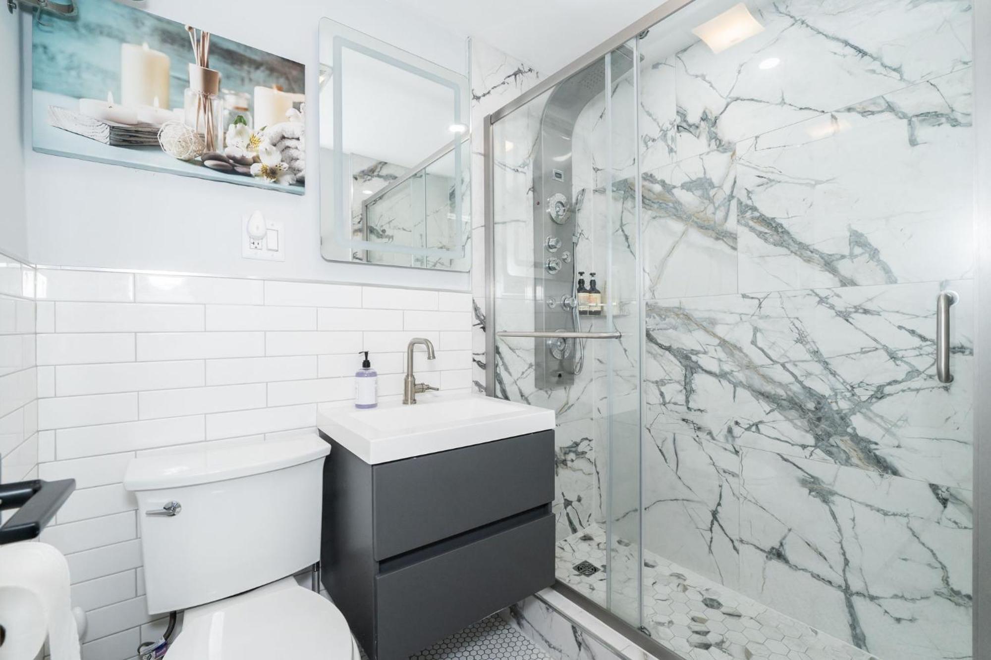 21floor-renovated 2br,1bath King And Queen Bed And Parking Apartment