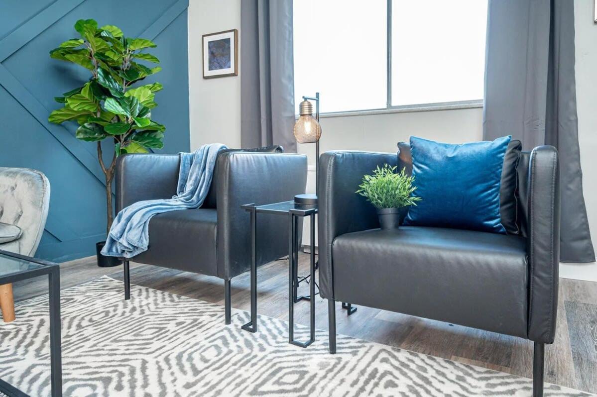 Downtown! High Rise! Onsite Parking Lm1903 *