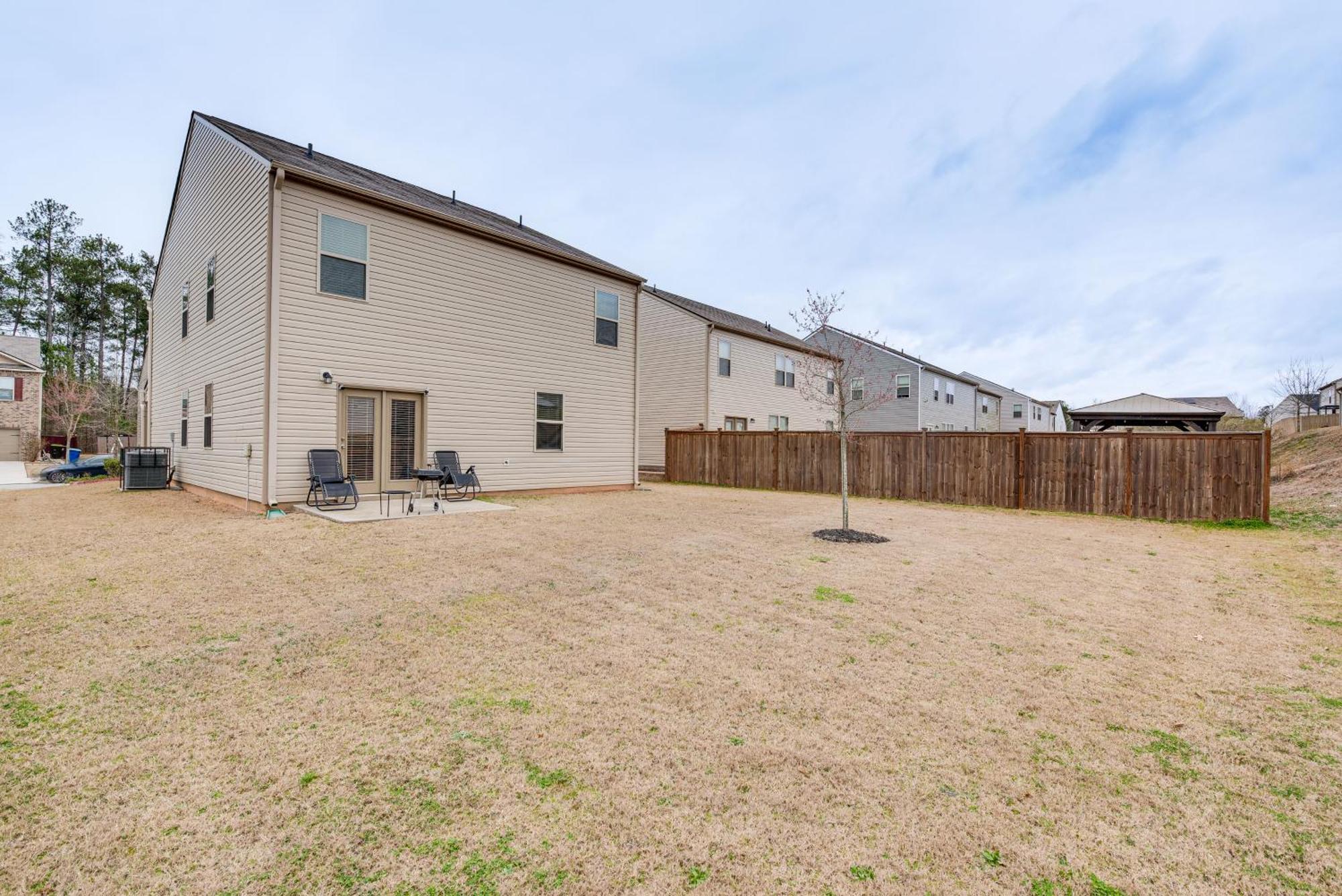 Spacious With Yard And Charcoal Grill! Holiday home *