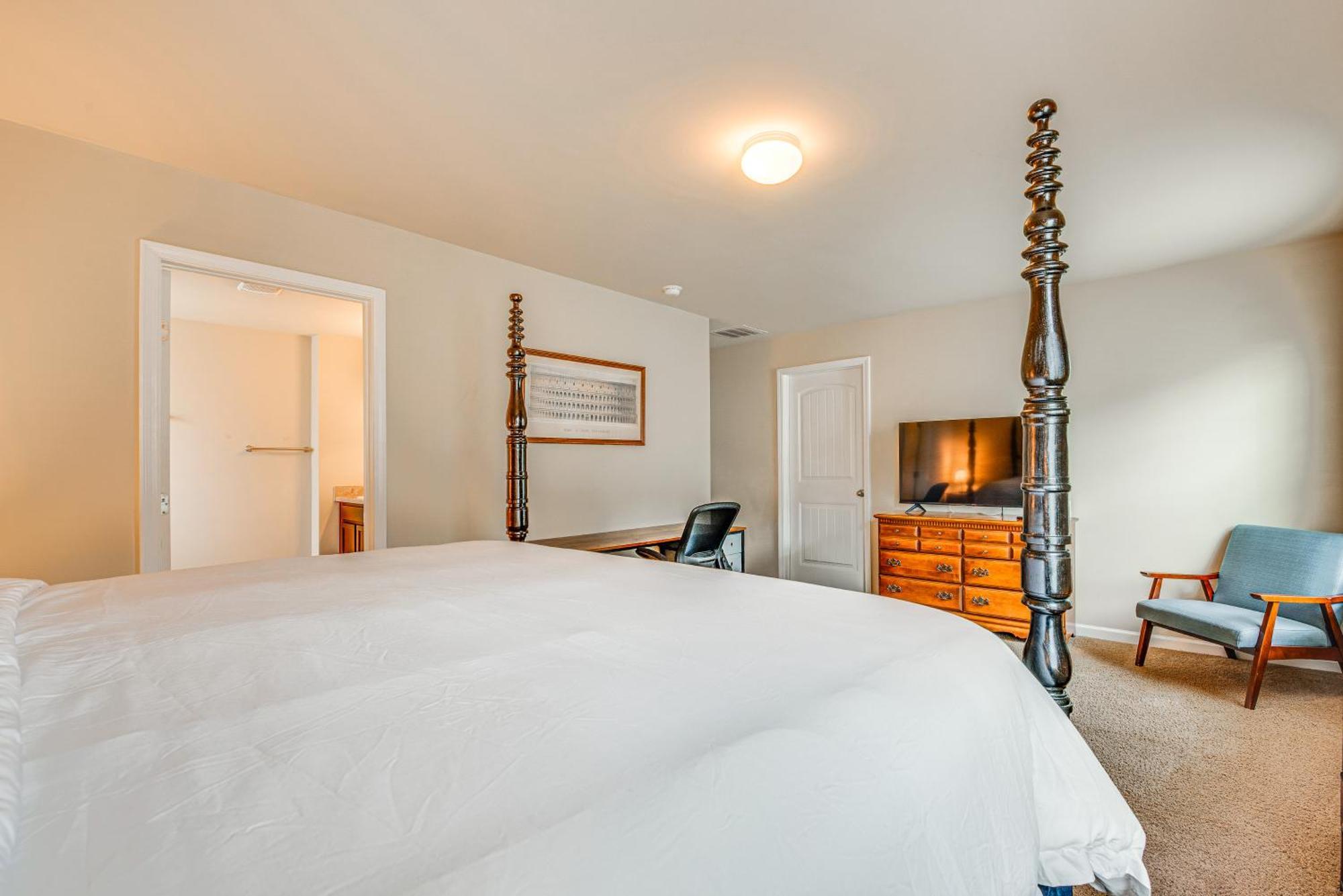 Spacious With Yard And Charcoal Grill! *