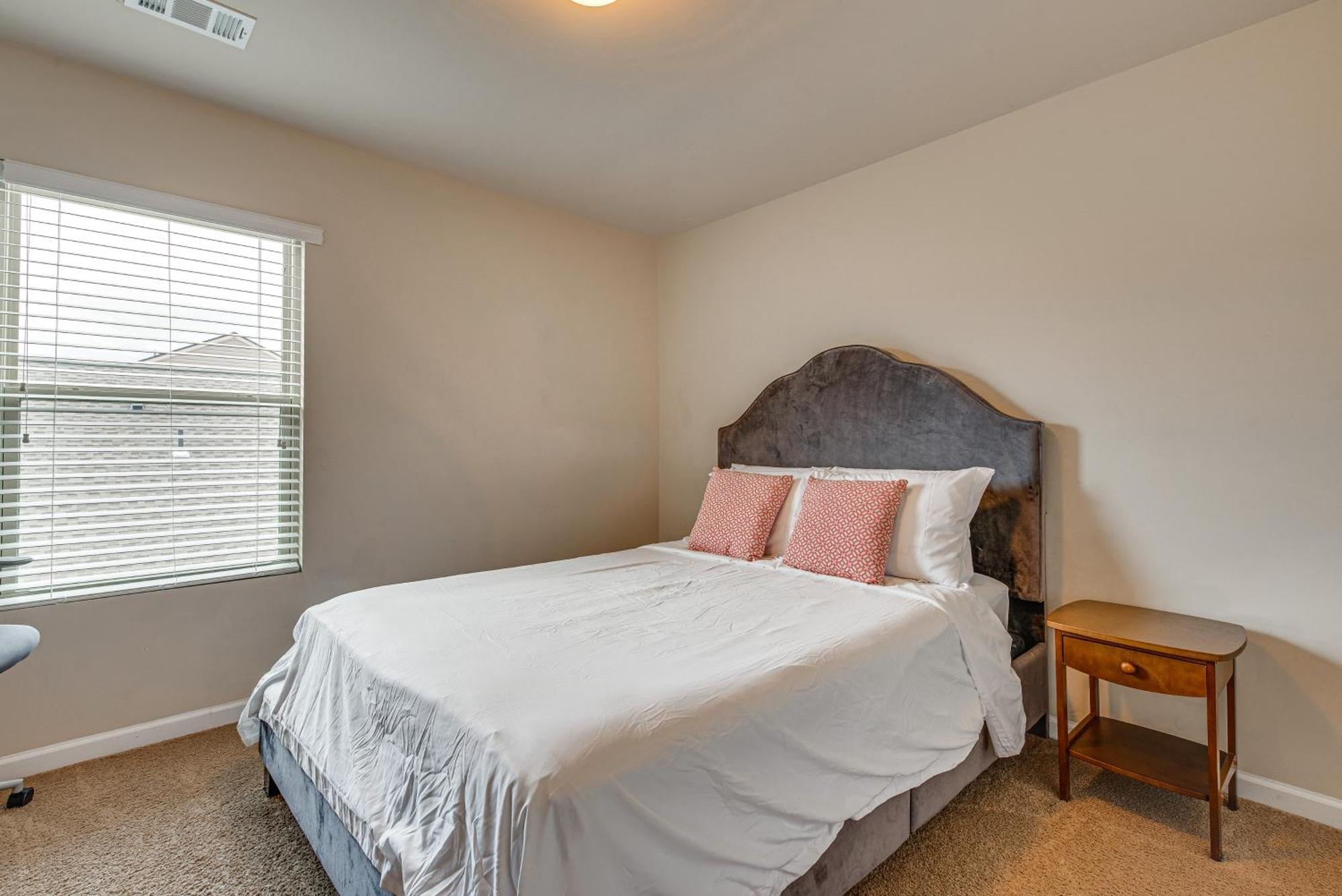 Spacious With Yard And Charcoal Grill! Holiday home Atlanta