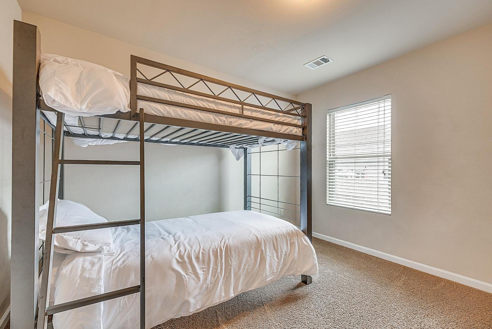 Spacious With Yard And Charcoal Grill! *