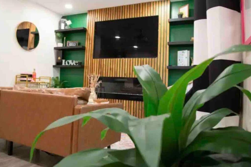 Holiday home Cozy 15 Min From Airport And Downtown