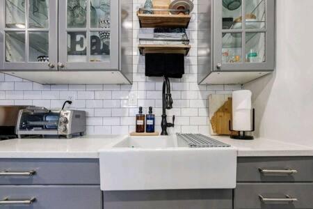 Pet Friendly Steps To Inman Park *