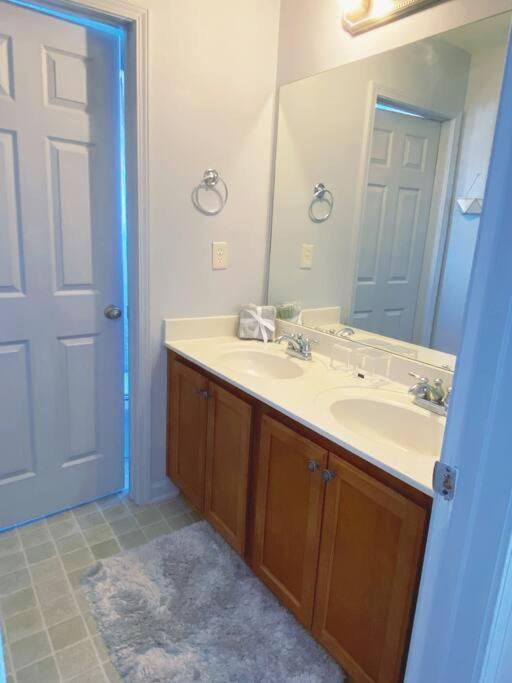 Holiday home Entire Downtown Atl! Walk To Gwcc And More! Atlanta