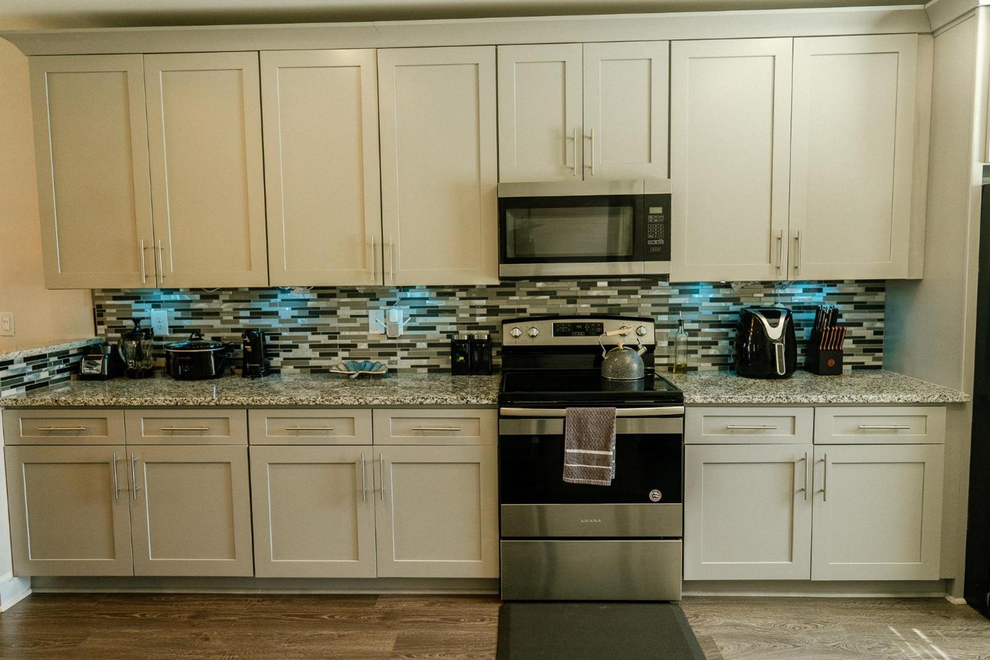 Enjoy Mini-mansion Near Downtown And The Airport!