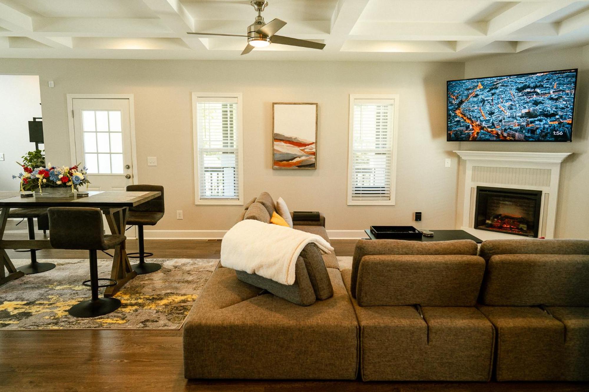 Enjoy Mini-mansion Near Downtown And The Airport! Holiday home